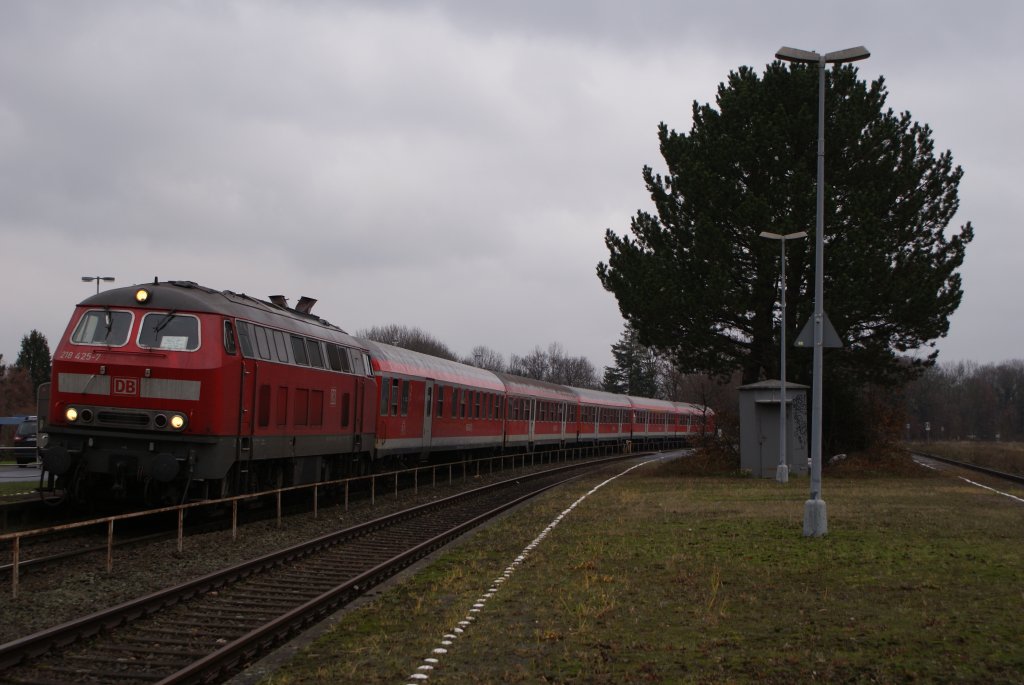 218 425-7 mit dem RE 12 nach Trier bei der Abfahrt in Erftstadt am 12.12.09.Es war der letzte Tag fr die 218er auf dem Weg in die Eifel.Wie auch hier im Fenster der 218er auf dem Blatt zulesen: Die ra der V 160 in der Eifel geht zu Ende.An dieser Stelle auch schne Gre an den netten Tf !