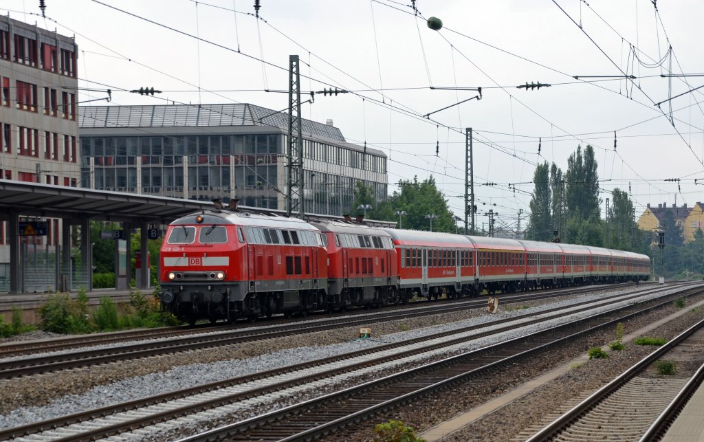 218 426 zog zusammen mit einer Schwesterlok eine Reisewagengarnitur vorbei am Heimeranplatz Richtung Mnchen Hbf.