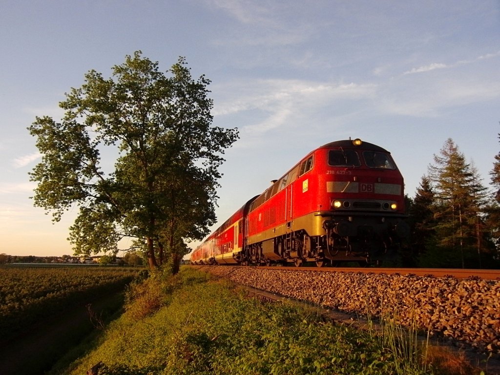 218 427-3 mit IRE 4235 von Stuttgart nach Lindau am 08.05.2011 kurz nach der Abfahrt in Meckenbeuren.