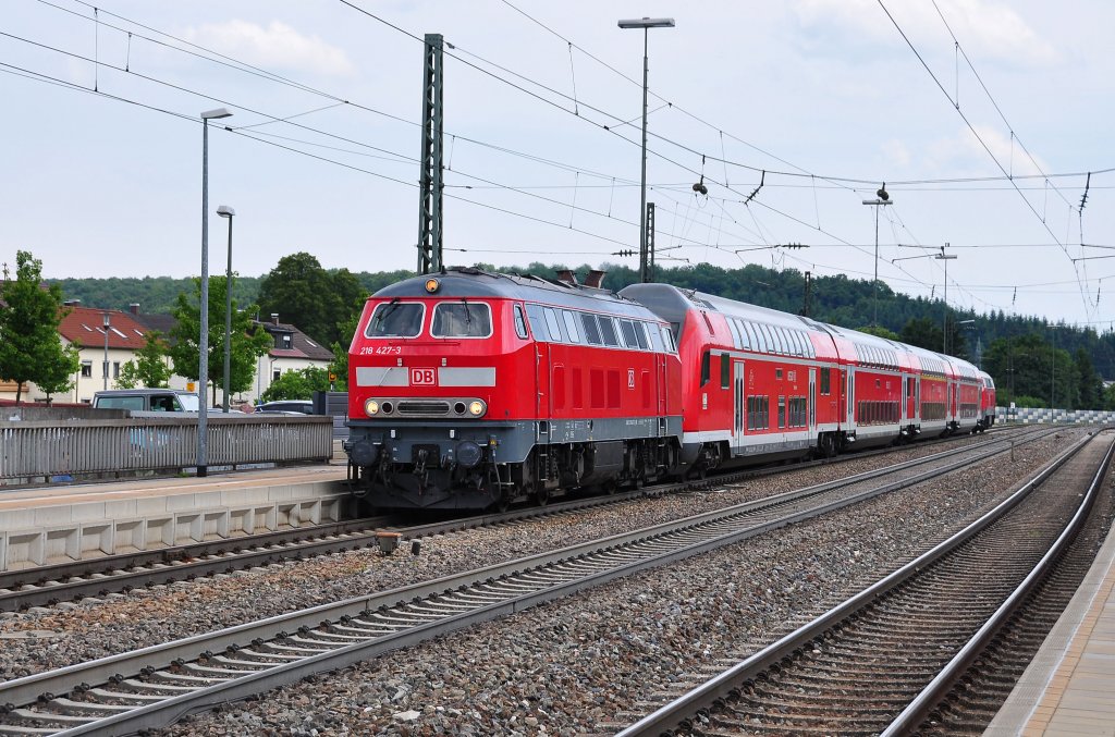 218 427 ist mit IRE 4230 nach Stuttgart HBF unterwegs.Diese Leistung wird meines Wissens nach zweimal am Tag mit einem 218er Sandwitch gefahren.Aufgenommen im Bahnhof Amstettten/Wrtt.am 2.7.2013