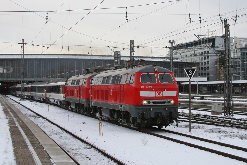 218 428 + 419 mit dem bunten EC 194 nach Zrich am 28.12.2010 in Mnchen Hbf.