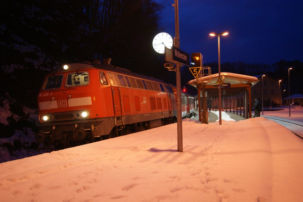 218 430 der EGB mit einem Sonderzug im Bahnhof Wolkenstein. 22.12.2012