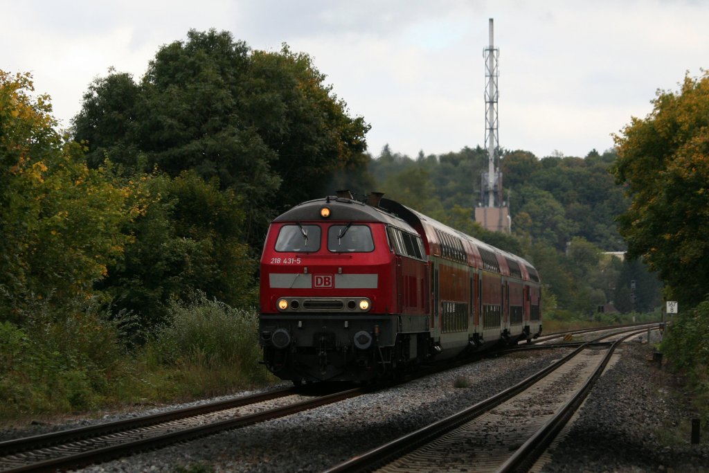 218 431-5 durchfhrt Mochenwangen mit einem IRE von Stuttgart nach Lindau, 26.09.10