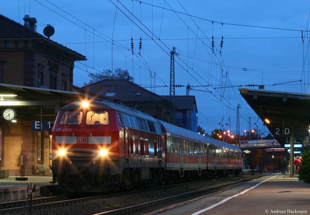 218 431-5 mit dem RE 22315 (Rottweil-Neustadt(Schwarzw)) in Villingen 26.10.09 Die 218 kam in den Herbstferien eine Woche lang als Ersatz fr 611 auf diesen Kurs