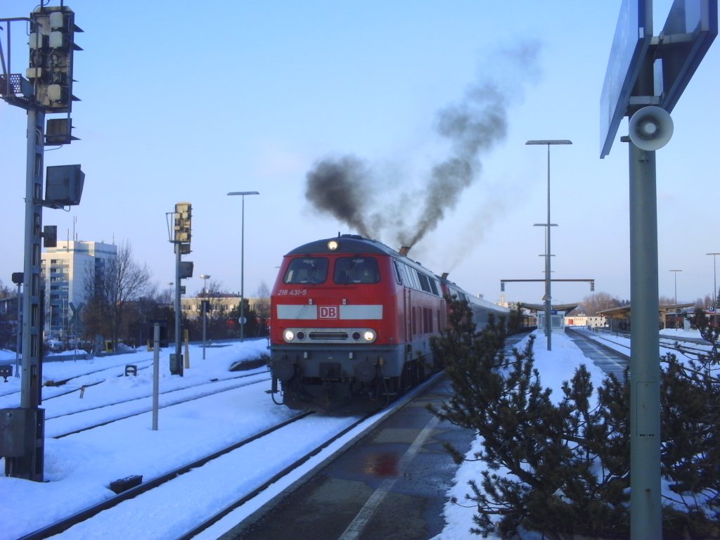 218 431 und eine weitere 218 beschleunigen den IC nach Oberstdorf aus dem Bahnhof Kempten.
