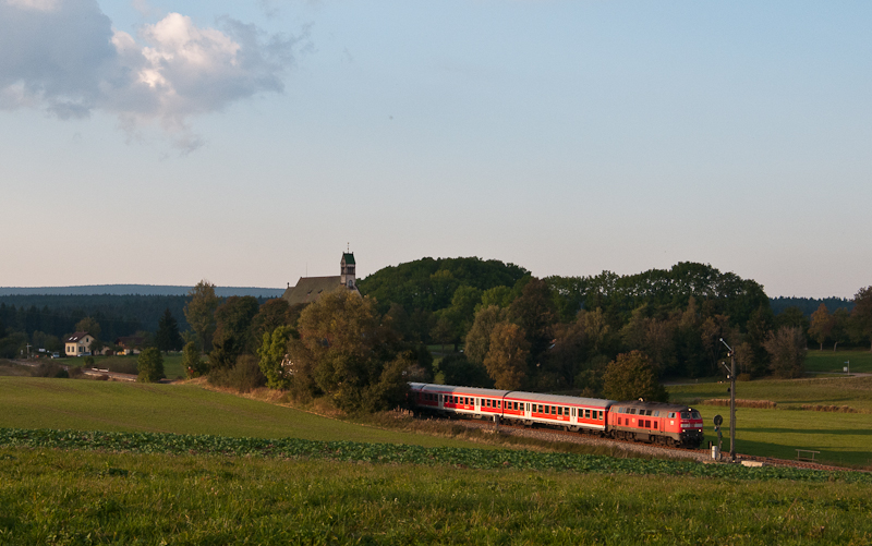 218 432-2 + 218 495-0 am 25. September 2011 mit dem RE 10085 (Freiburg(Breisgau) Hbf - Ulm Hbf) bei Lffingen.