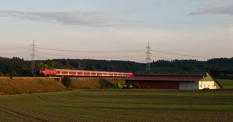 218 432-2 + 218 495-0 am 25. September 2011 mit dem RE 10085 (Freiburg(Breisgau) Hbf - Ulm Hbf) bei Hfingen.
