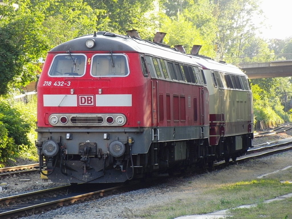 218 432-3 und 218 105-5 am 03.07.2011 in Friedrichshafen.