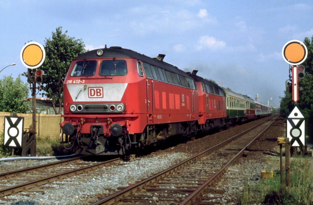 218 432-3 und 218 429-9 mit dem Westerlandzug in Berlin-Staaken, August 1994