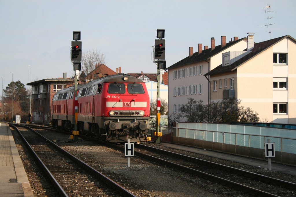 218 432-3 und 218 494-3 beim Umsetzen ans andere Zugende des IC 119 (von Mnster nach Innsbruck), Friedrichshafen Stadt, 20.02.10