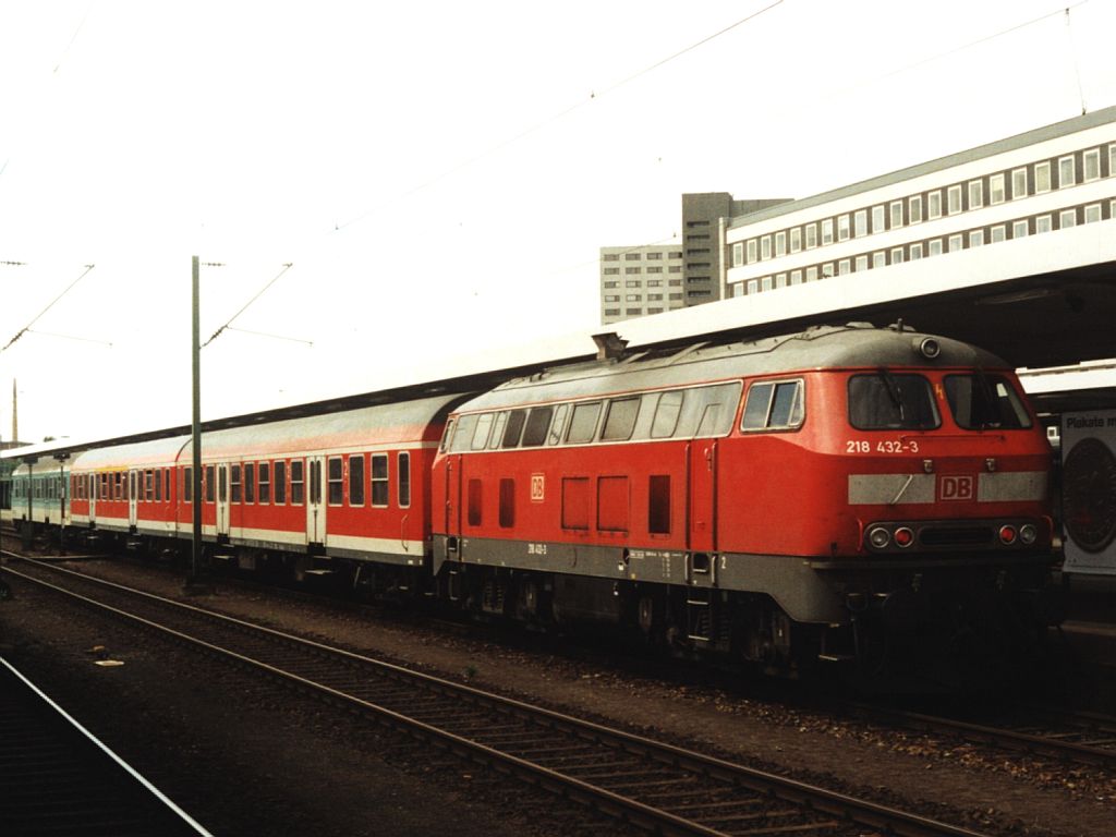 218 432-3 mit RB 36971 zwischen Braunschweig und Rathenow auf Braunschweig Hauptbahnhof am 12-8-2001. Bild und scan: Date Jan de Vries. 