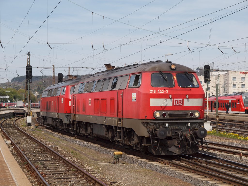 218 432-3 mit einer Schwestermaschine im Ulmer Hbf,am 23.4.2010