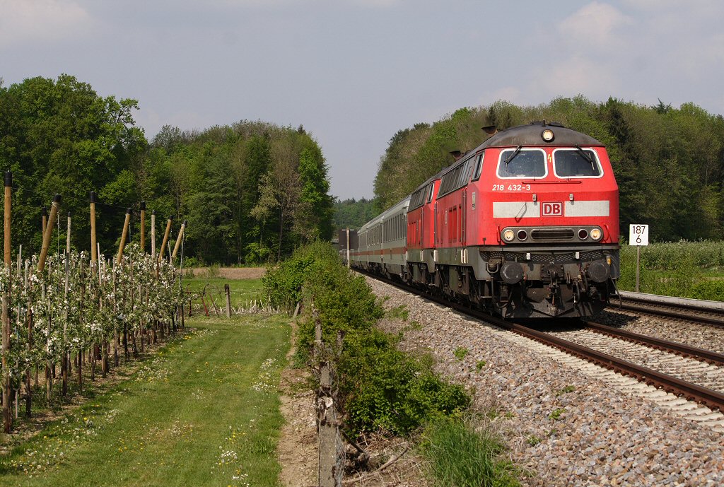 218 432-3 und eine Schwesterlok werden mit ihrem IC in K�rze in Meckenbeuren halten, 26.04.11
