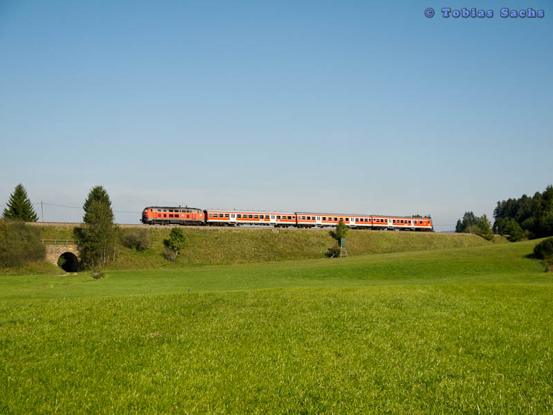 218 432 mit IRE 3215 nach Ulm Hbf bei Dggingen  am 24.09.2011