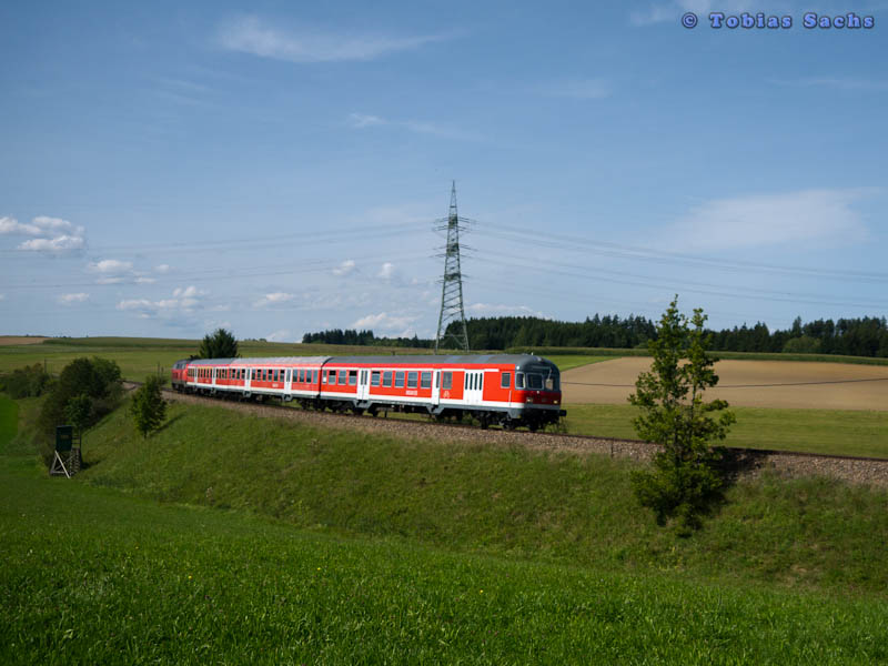 218 432 und Steuerwagen mit Geppckfalttren als IRE 3215 schiebt nach Ulm Hbf bei Dggingen am 03.09.11