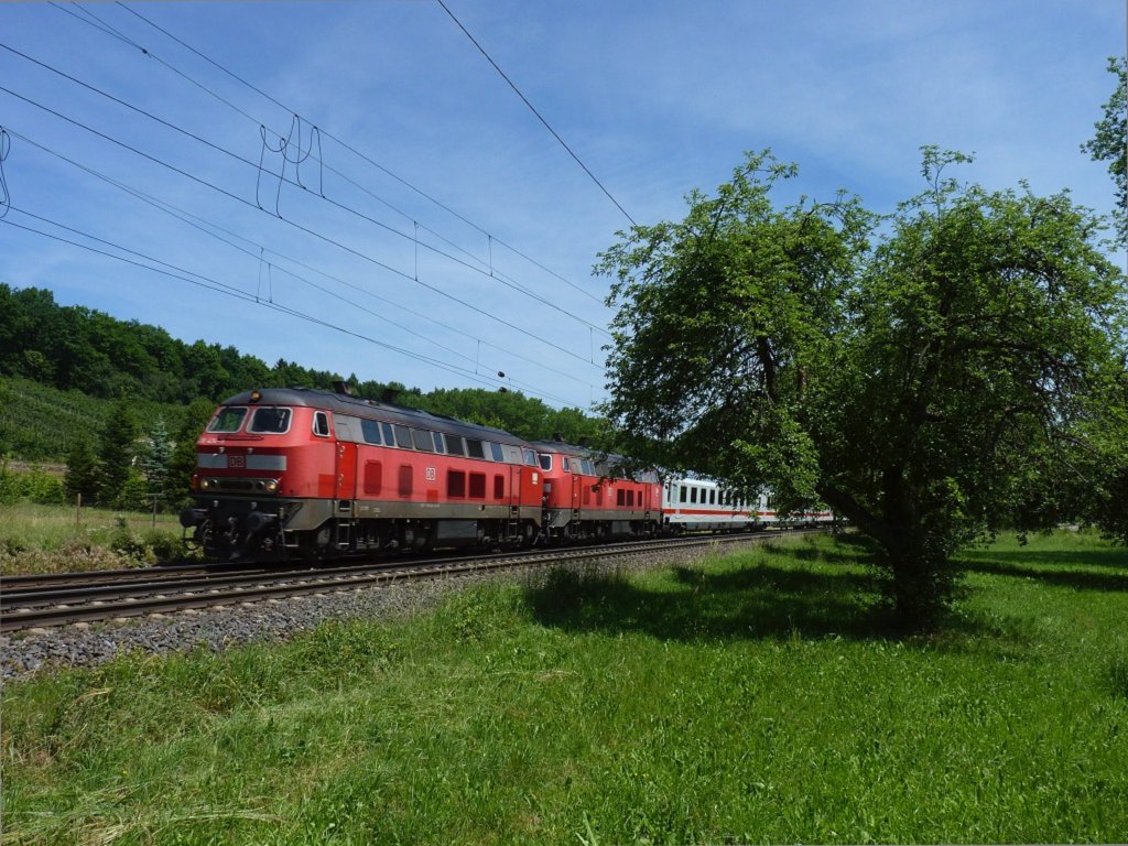 218 434 und 218 xxx am 29.5.11 mit dem IC 2012 Oberstdorf - Herford bei Ebersbach/Fils.