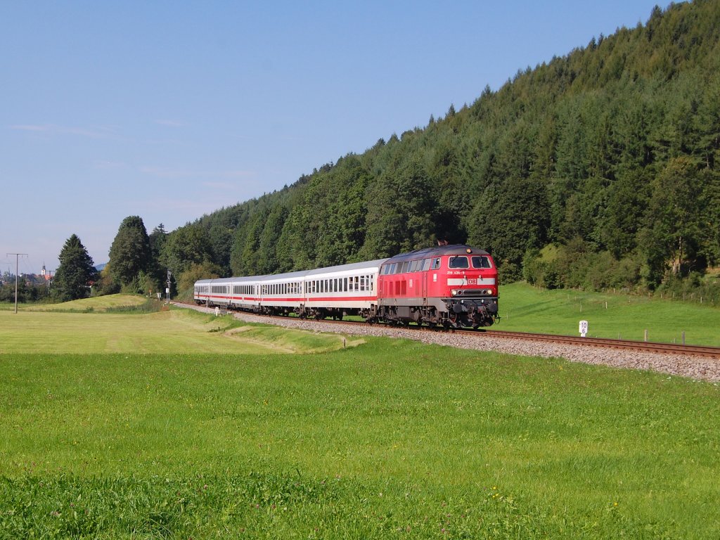 218 434-9 mit IC 2084  Nebelhorn  Hamburg Altona - Oberstdorf, am 22.08.2010 bei Altstdten(Allgu). 