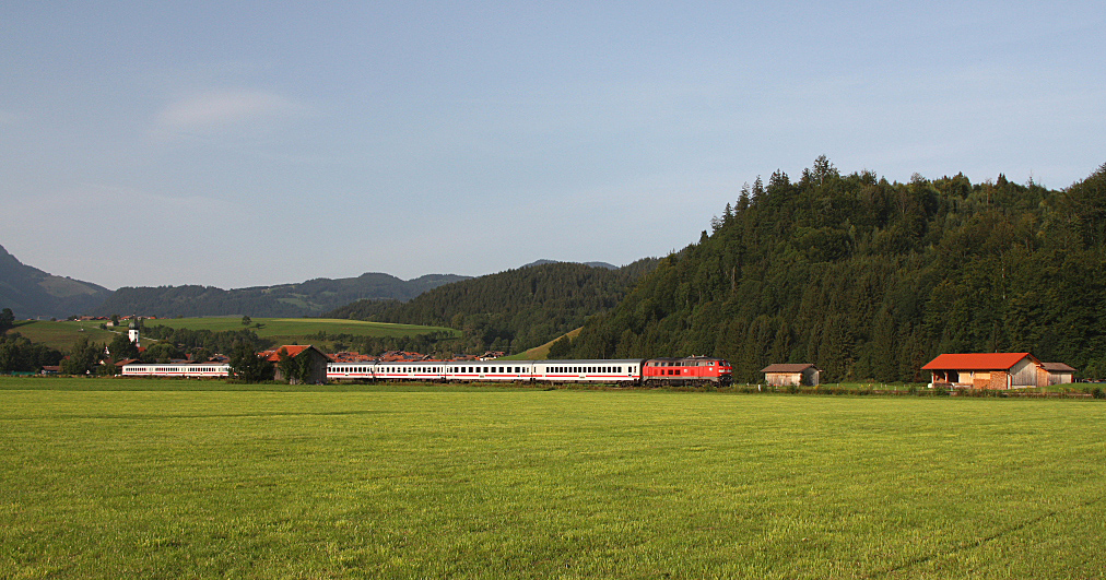 218 434 mit IC 2013 von Magdeburg nach Oberstdorf. Die 218 wurde ab Stuttgart vor den Zug gehngt. Aufgenommen am 21.08.12 bei Altstdten.