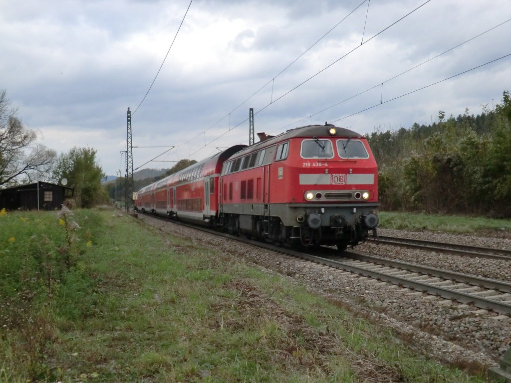 218-436 rauscht am 23.10.10 mit dem um rund 15 Minuten verspteten IRE 4229 nach Friedrichshafen Stadt durch Gingen (Fils).