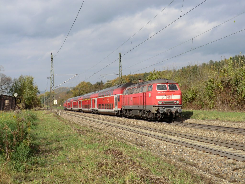 218-436 schiebt am 23.10.10 den IRE 4228 nach Stuttgart Hbf durch Gingen (Fils).