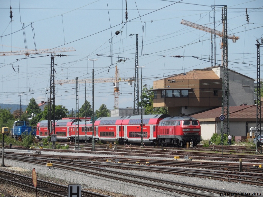 218 437 der SOB steht mit vereinseigenem Wagenpark vor dem Stellwerk des Regensburger Hauptbahnhofs. Spter (etwa 20 Uhr) ist dieser Zug als RE 27009 nach Wasserburg losgefahren. 19.05.2012