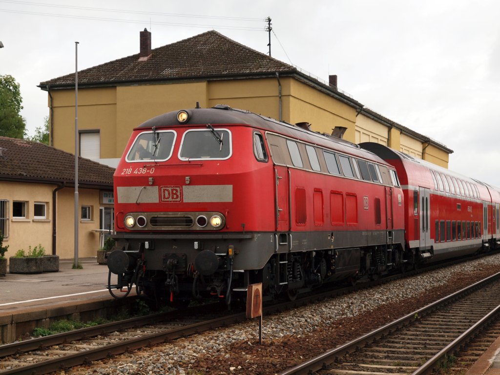 218 438-0 im Bahnhof Aulendorf,am 27.5.2010