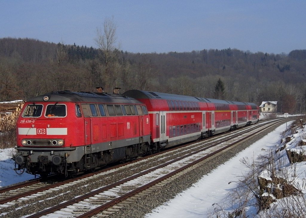 218 438-0 zieht am 26.01.2013 die Wagen des IRE 4209 von Ulm nach Lindau zwischen Aulendorf und Mochenwangen durch den Schussentobel bei Kilometer 166.0