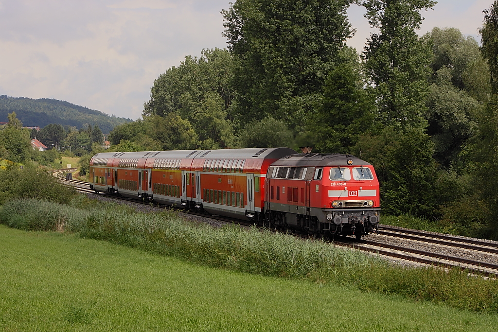 218 438 fhrt als IRE 4225 von Stuttgart nach Lindau, der Zug hatte +20 und endete deswegen bereits in Friedrichshafen (der Zug hat in Lindau eine kurze Wendezeit, durch den Ausfall auf dem Teilstck Friedrichshafen-Lindau u.Z. kann der Zug an Friedrichshafen wieder pnktlich gen Stuttgart fahren). Hier sdlich von Aulendorf (03.08.2012)