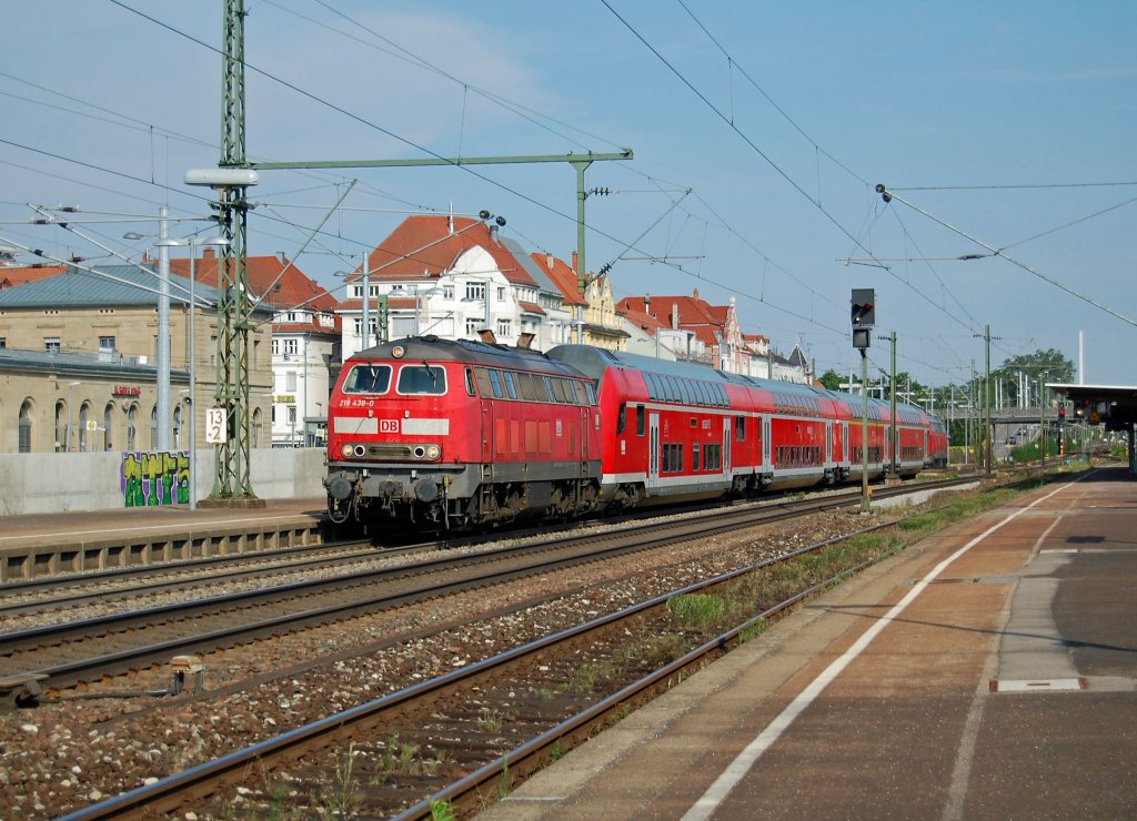 218 438 mit IRE 4246 Lindau HBF-Stuttgart HBF in Esslingen am Neckar.Aufgenommen am 9.7.2013