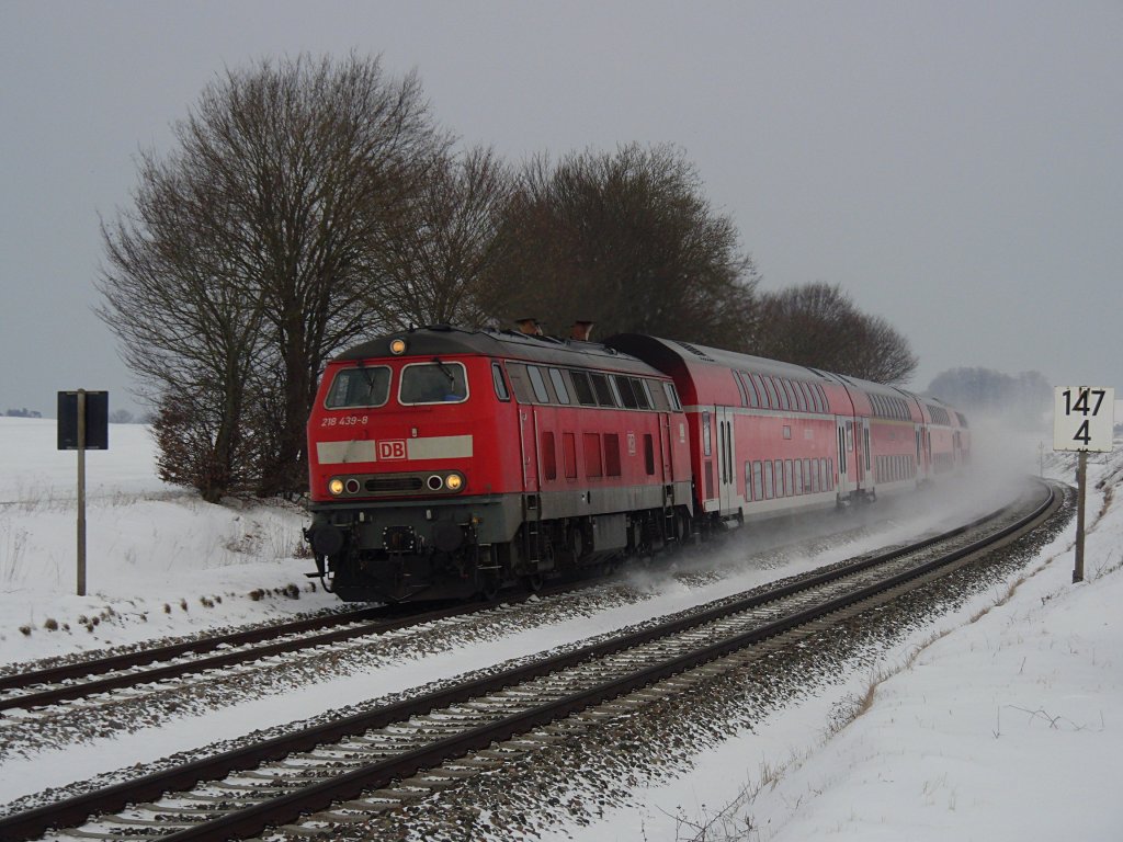 218 439-8 mit IRE 4229 von Stuttgart nach Lindau passiert am 10.02.2012 zwischen Biberach (Riß) und Bad Schussenried bei Wattenweiler die Wasserscheide zwischen Donau und Rhein.