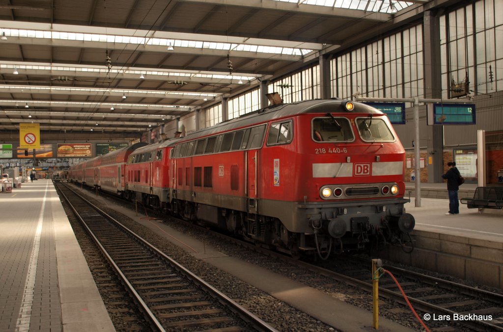 218 440-6 und ihre Schwesterlok stehen am 6.03.11 mit ihrer RB 27039 nach Mhldorf (Oberbayern) in Mnchen Hbf auf Gleis 13 und warten auf die Abfahrt des Zuges.