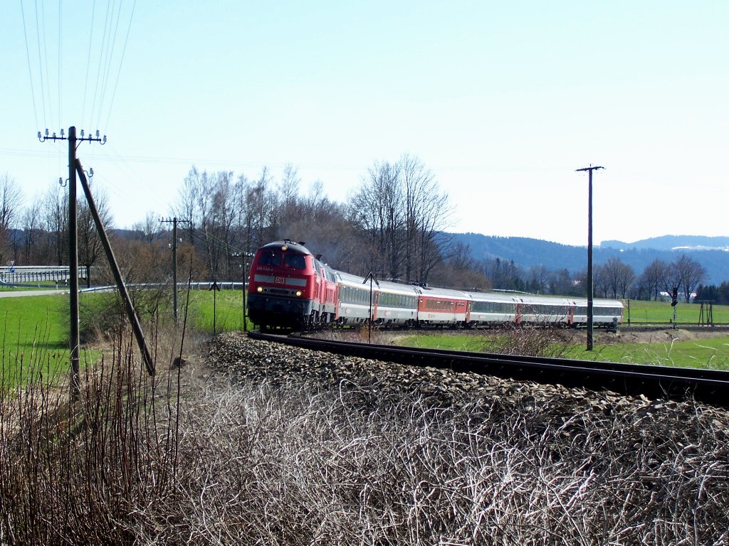 218 440-6 mit EC 195 von Zrich nach Mnchen kurz nach der Durchfahrt des Bahnhofs Hergatz am 06.04.2010.