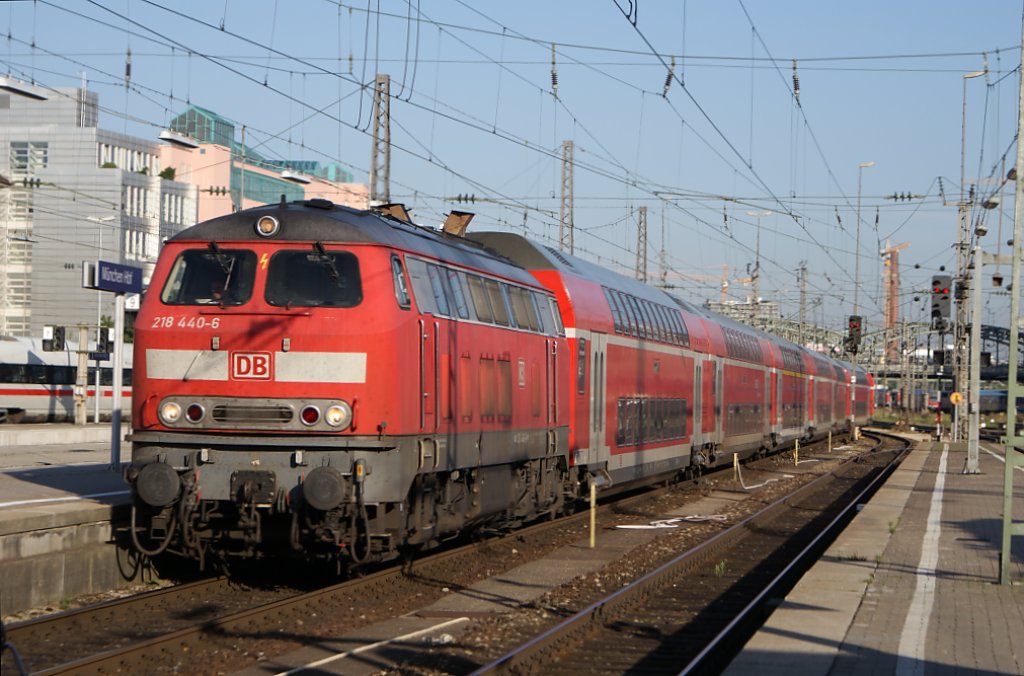 218 440-6 mit einem RE bei der Einfahrt in Mnchen Hbf am 29.07.2009