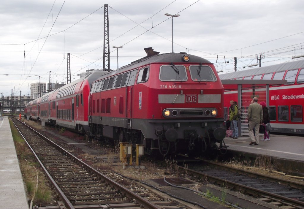 218 440-6 steht am 24. Juni 2011 mit einem RE aus Mhldorf (Oberbayern) im Mnchener Hbf.