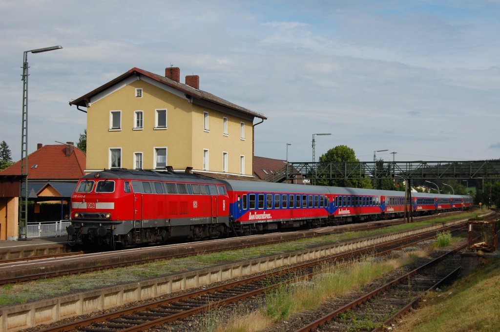 218 440 am 04.06.2011 mit Pilgersonderzug von Alttting nach Marktredwitz in Wernberg-Kblitz