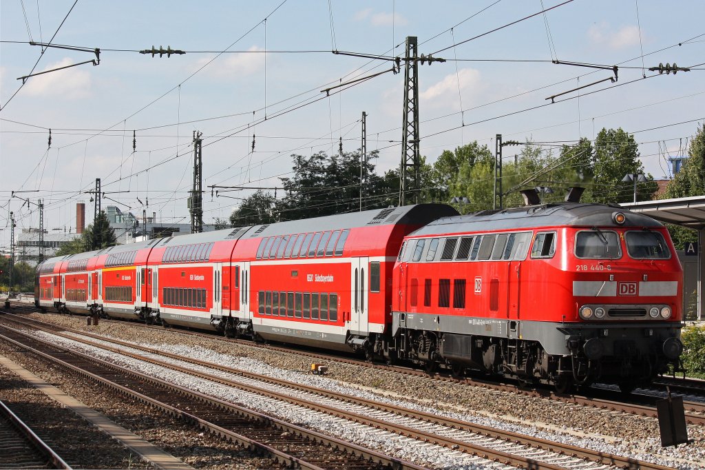 218 440 am 17.8.12 mit einem RE in Mnchen-Heimeranplatz.