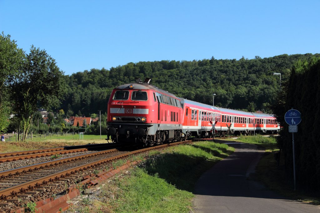 218 442-2 mit einem Regionalexpress aus Frankfurt am Main nach Glauburg-Stockheim bei der Einfahrt in Glauburg-Stockhei am 01.08.2012
