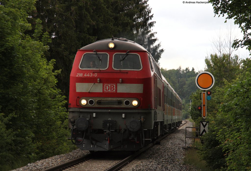 218 443-0 mit dem RE 22304 (Neustadt(Schwarzw)-Rottweil) am Evsig Villingen 13.6.11