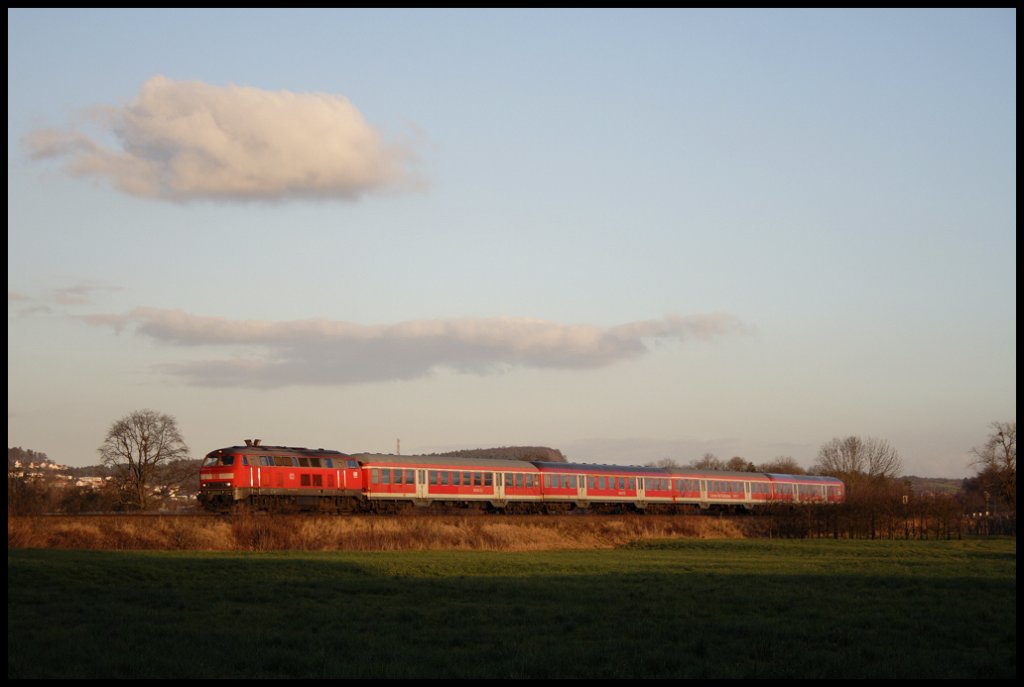218 443-0 mit ihrem n-Wagen-IRE von Lindau nach Ulm im letzten Licht bei Langenargen, 14.01.12