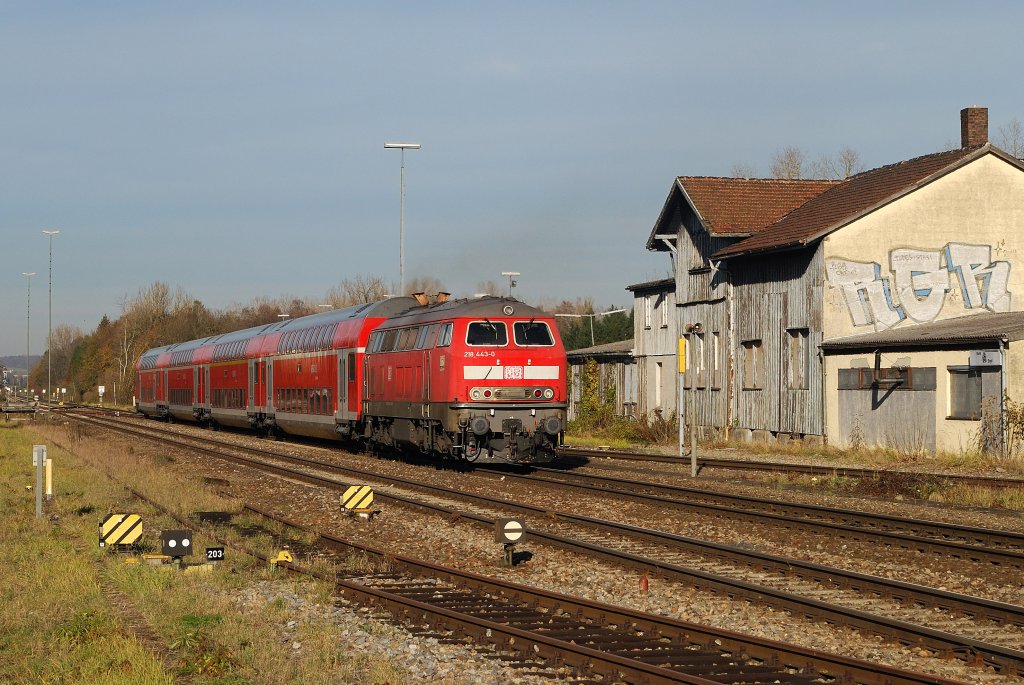 218 443 mit IRE 4208 in Aulendorf (09.11.2012)