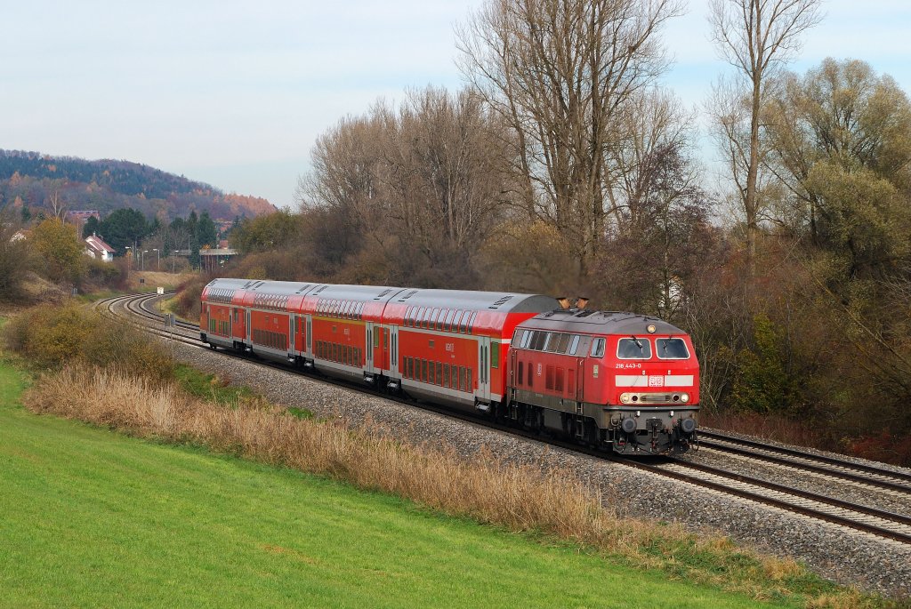 218 443 mit IRE 4209 in Aulendorf (09.11.2012)