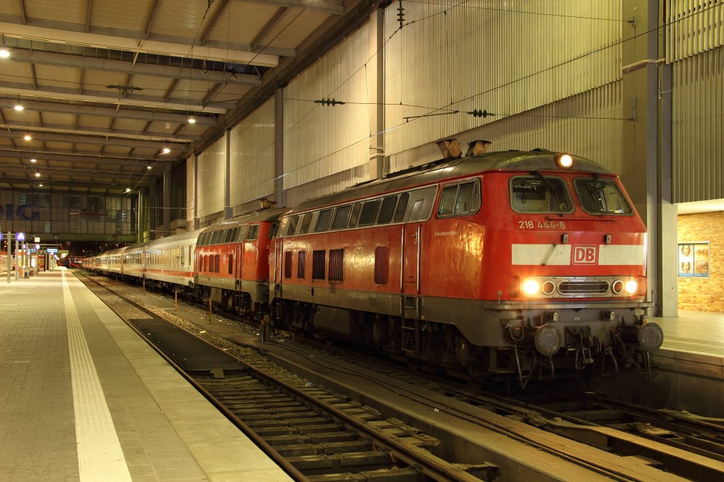 218 444-8 & 218 428-1 mit einem IC in Mnchen Hbf am 16.07.2012