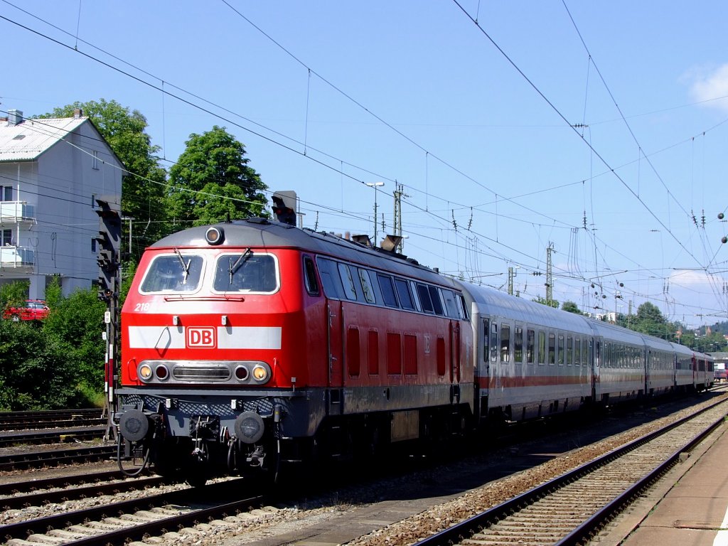 218 444-8 erreicht als RE27005 Passau Hbf.; der mitgefhrte Wagensatz, ausser 628584 am Zugende, wird dem IC1986 beigegeben;110716