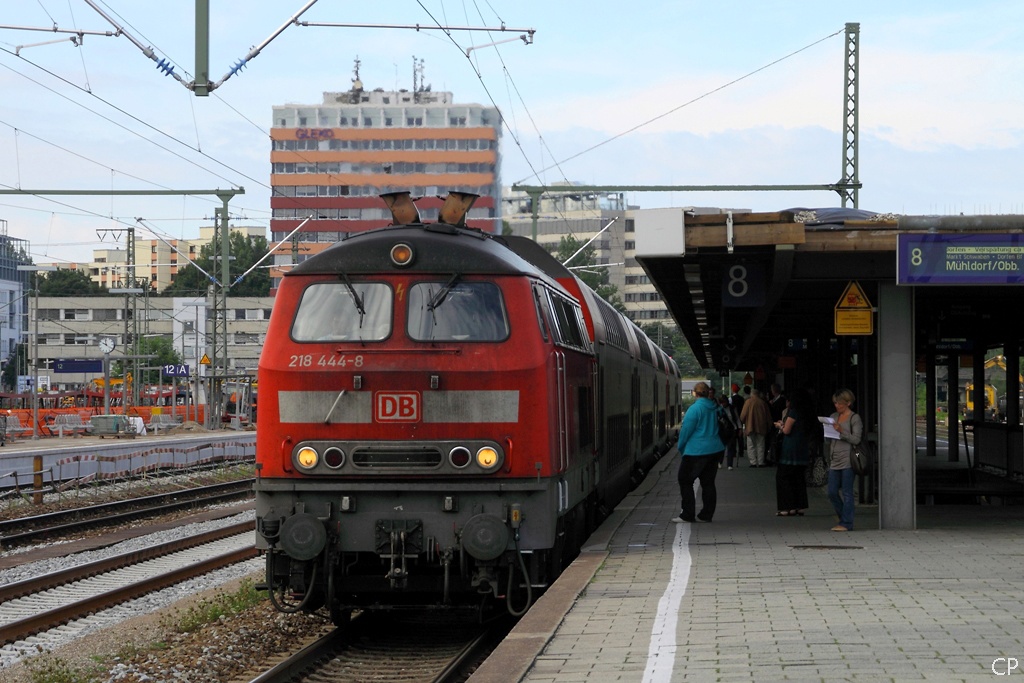 218 444-8 wartet mit der RB Richtung Mhldorf in Mnchen-Ost auf uns. Wegen Bauarbeiten war die Fahrt bereits in Thann-Matzbach wieder zuende. (24.8.2010)