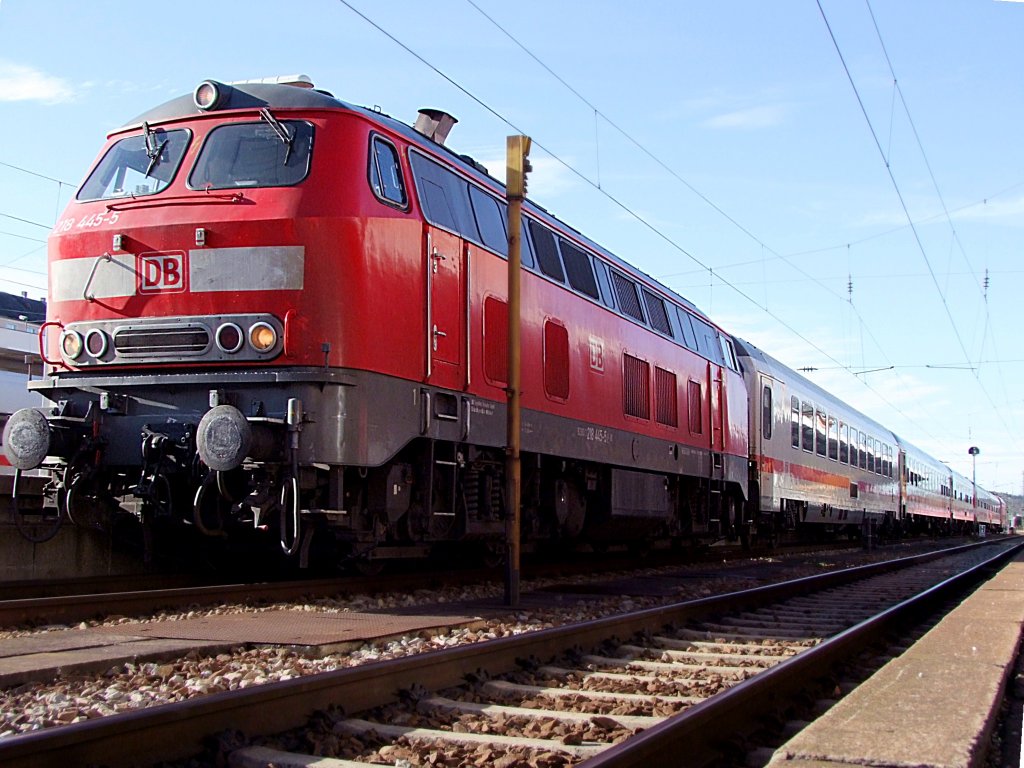 218 445-5 wird nach getaner Zugleistung (RB27027)von den Wagen getrennt, Passau-Hbf ;101113