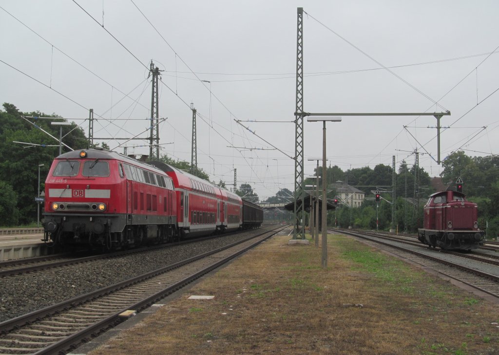 218 445-5 zieht am 10. August 2013 einen RE von Hof Hbf nach Augsburg Hbf durch Hochstadt-Marktzeuln.