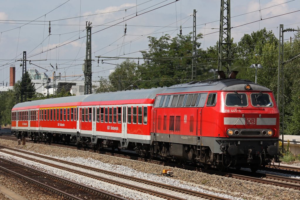 218 445 am 17.8.12 mit drei Wagen in Mnchen-Heimeranplatz.