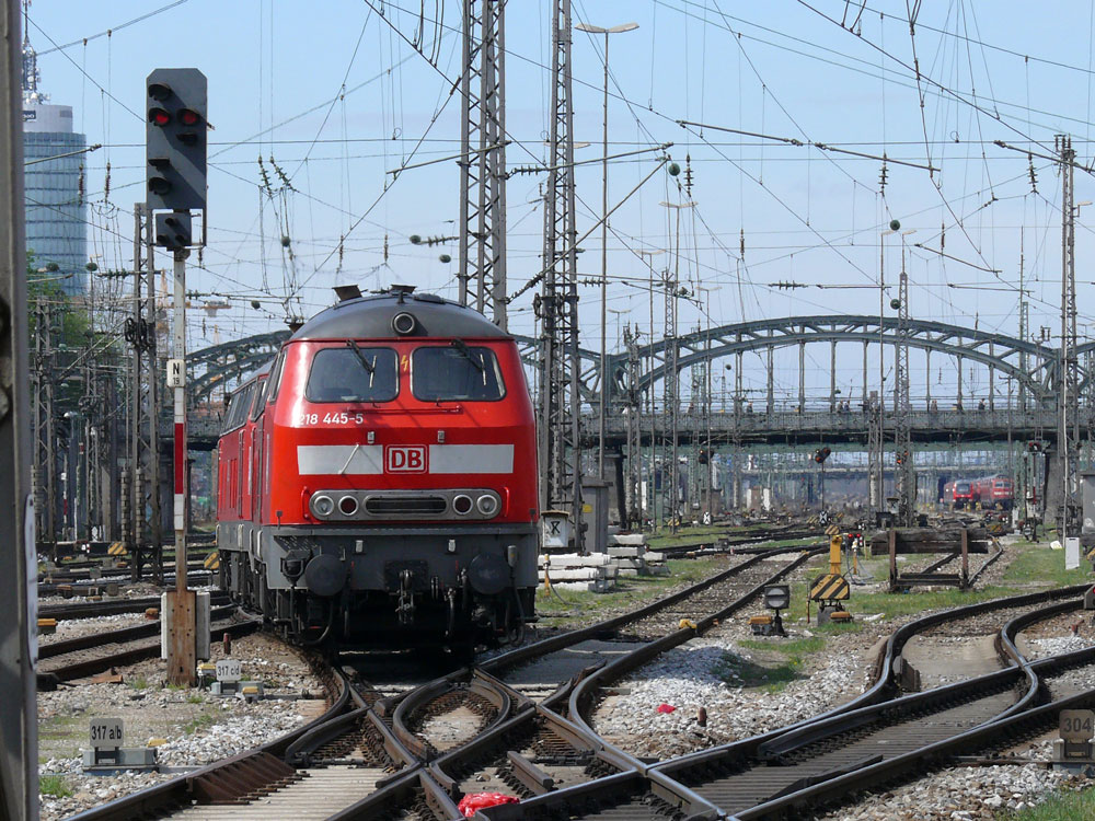 218 445 in Doppeltraktion mit einer baugleichen Lok im Gleisvorfeld M�nchen Hauptbahnhof, im Hintergrund die Hackerbr�cke; 06.04.2011
