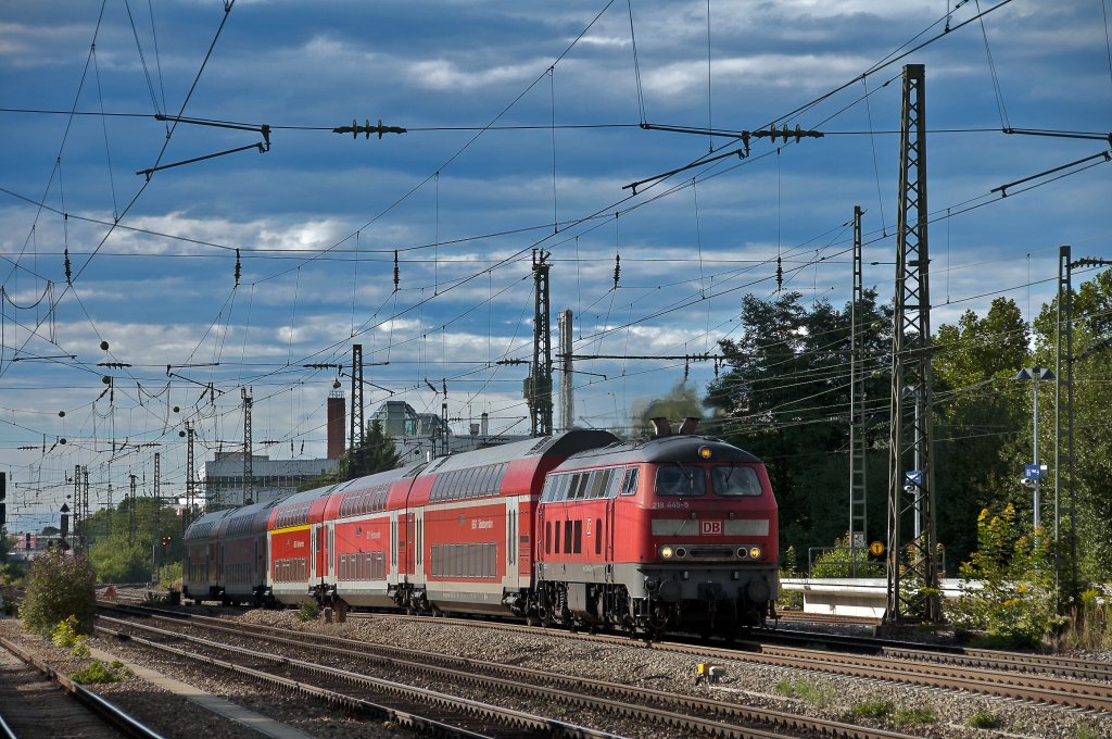218 445 mit RE nach Mhldorf Obb. am 15.08.2010 bei der Durchfahrt durch Mnchen Heimeranplatz.