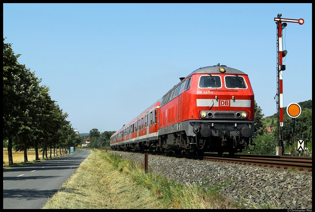 218 447-1 zieht am 15.8.2012 den RE 14067 nach Bad Harzburg am Einfahrsignal von Baddeckenstedt vorbei.
